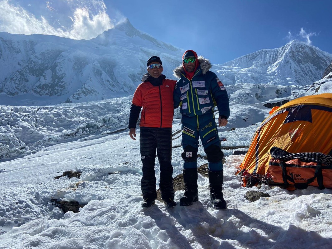 Alex Txikon on the summit of Manaslu in winter. - es